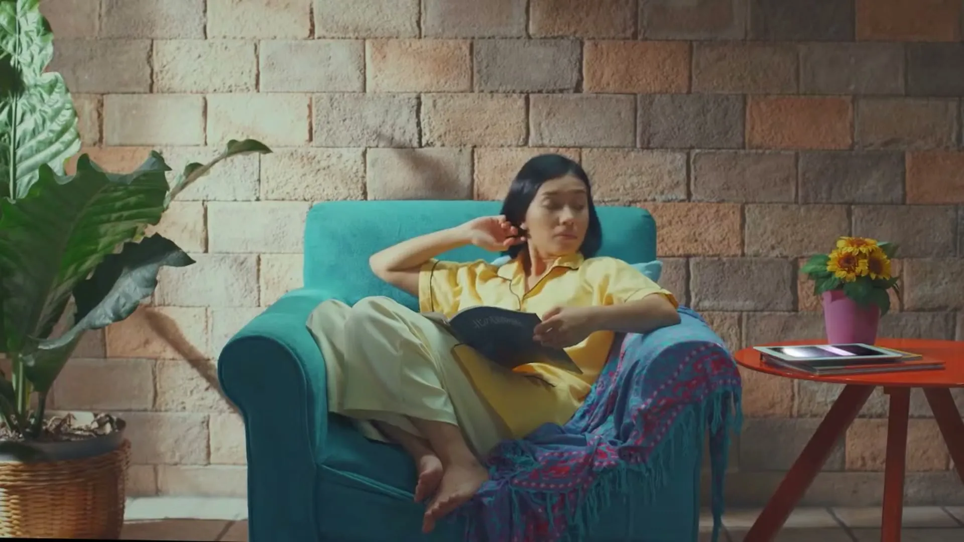 Sapa Teman Lama, Djarum, still 1