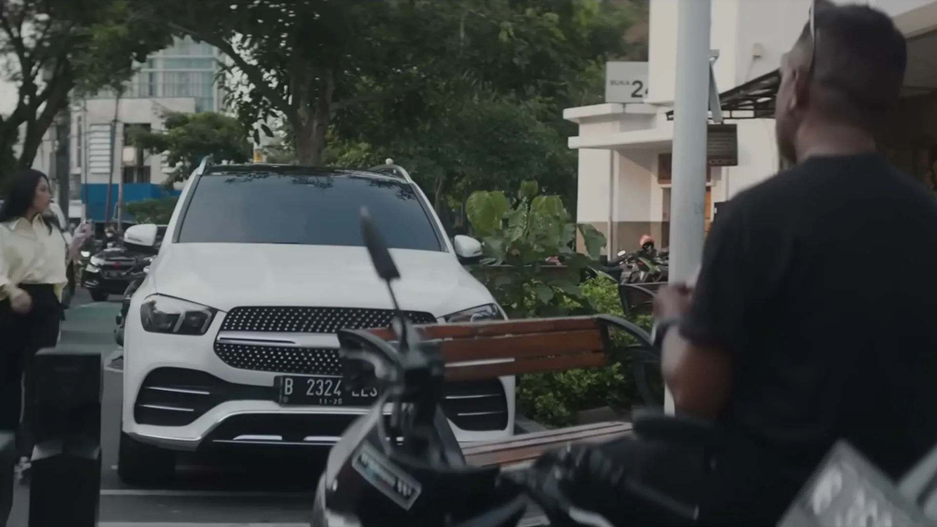 Tolak dengan Anggun, BCA, still 2